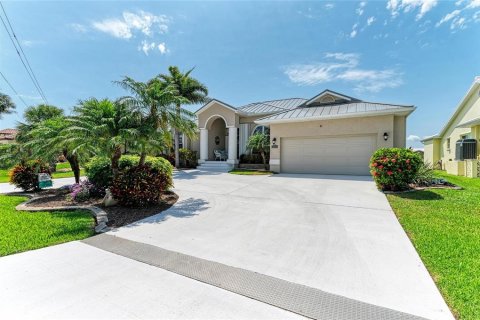 House in Punta Gorda, Florida 4 bedrooms, 216.74 sq.m. № 1681644 - photo 6