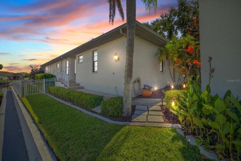 House in New Port Richey, Florida 3 bedrooms, 168.43 sq.m. № 1885907 - photo 5