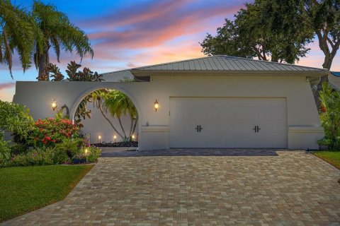 House in New Port Richey, Florida 3 bedrooms, 168.43 sq.m. № 1885907 - photo 2