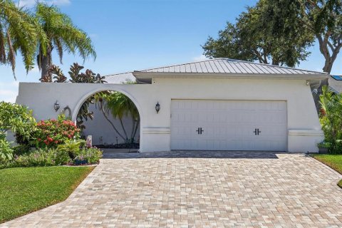 House in New Port Richey, Florida 3 bedrooms, 168.43 sq.m. № 1885907 - photo 1