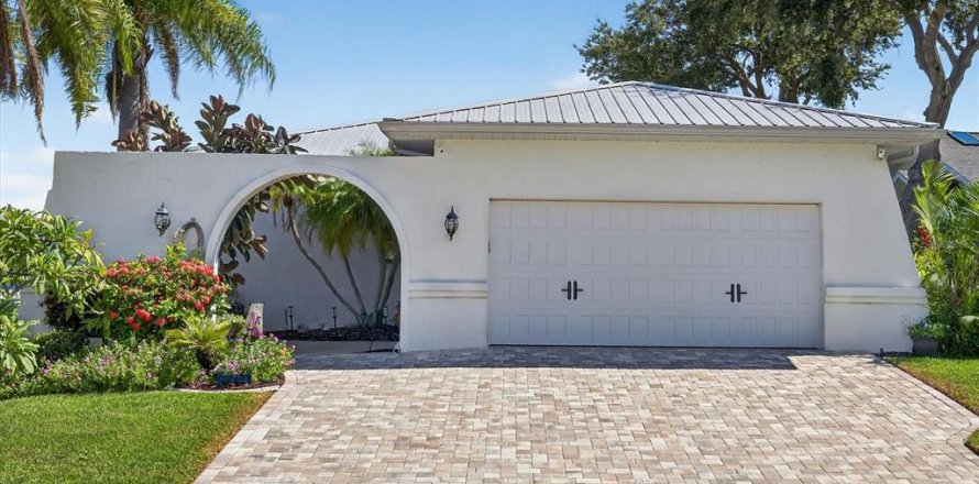 House in New Port Richey, Florida 3 bedrooms, 168.43 sq.m. № 1885907