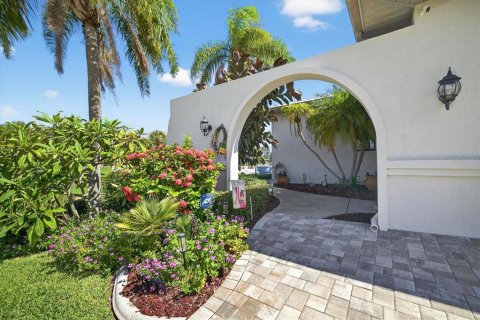 House in New Port Richey, Florida 3 bedrooms, 168.43 sq.m. № 1885907 - photo 6