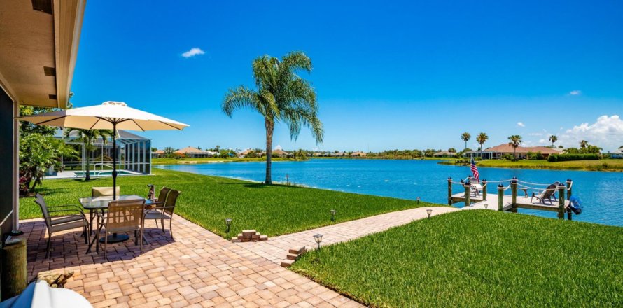 House in Sebastian, Florida 3 bedrooms, 181.62 sq.m. № 1183293