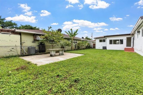 House in Miami, Florida 2 bedrooms, 106.84 sq.m. № 1947802 - photo 15