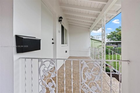House in Miami, Florida 2 bedrooms, 106.84 sq.m. № 1947802 - photo 2