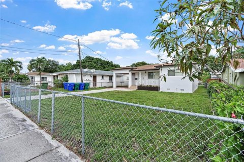 House in Miami, Florida 2 bedrooms, 106.84 sq.m. № 1947802 - photo 18