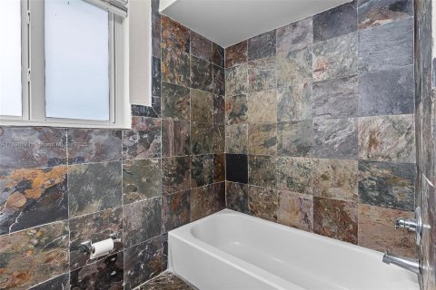 House in Miami, Florida 2 bedrooms, 106.84 sq.m. № 1947802 - photo 11