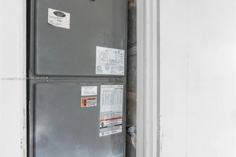 House in Miami, Florida 2 bedrooms, 106.84 sq.m. № 1947802 - photo 12