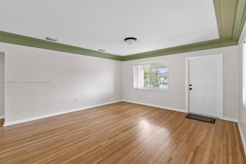 House in Miami, Florida 2 bedrooms, 106.84 sq.m. № 1947802 - photo 21