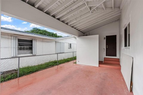 House in Miami, Florida 2 bedrooms, 106.84 sq.m. № 1947802 - photo 13