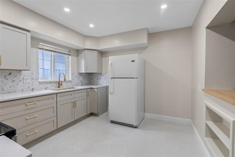 House in Miami, Florida 2 bedrooms, 106.84 sq.m. № 1947802 - photo 27