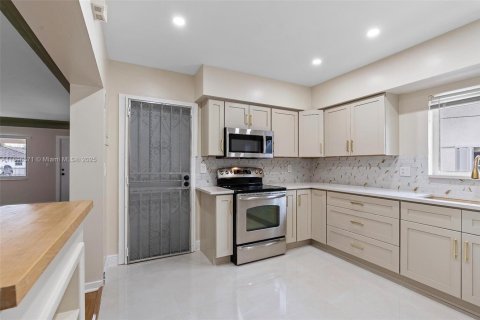 House in Miami, Florida 2 bedrooms, 106.84 sq.m. № 1947802 - photo 26