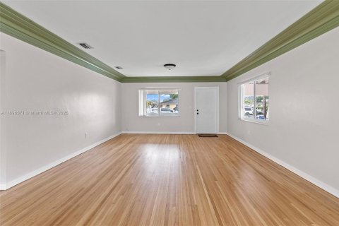 House in Miami, Florida 2 bedrooms, 106.84 sq.m. № 1947802 - photo 24