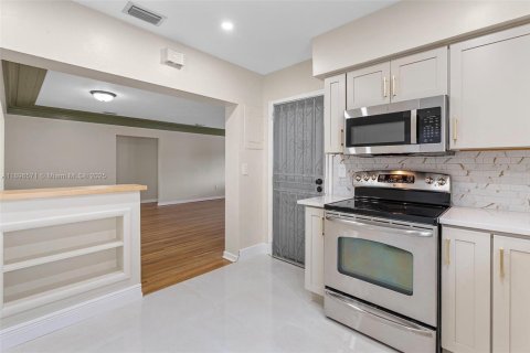 House in Miami, Florida 2 bedrooms, 106.84 sq.m. № 1947802 - photo 28