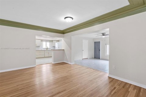 House in Miami, Florida 2 bedrooms, 106.84 sq.m. № 1947802 - photo 23