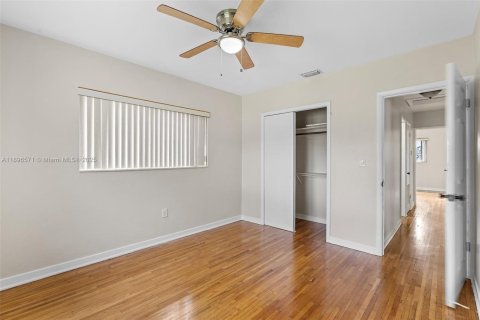 House in Miami, Florida 2 bedrooms, 106.84 sq.m. № 1947802 - photo 30