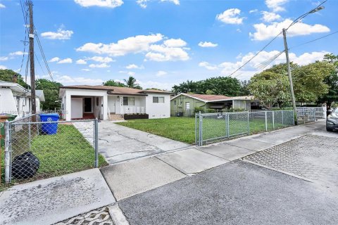 House in Miami, Florida 2 bedrooms, 106.84 sq.m. № 1947802 - photo 1