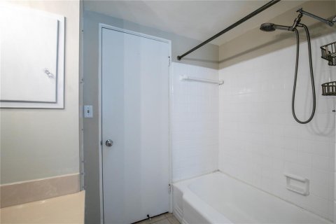House in Mount Dora, Florida 3 bedrooms, 177.81 sq.m. № 1843330 - photo 24