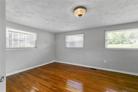 House in Mount Dora, Florida 3 bedrooms, 177.81 sq.m. № 1843330 - photo 18