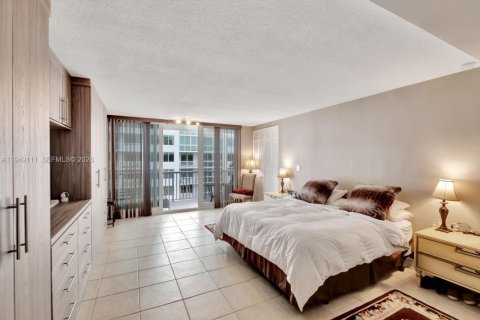 Condo in Miami Beach, Florida, 2 bedrooms  № 2085786 - photo 16