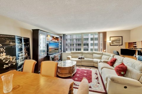 Condo in Miami Beach, Florida, 2 bedrooms  № 2085786 - photo 8