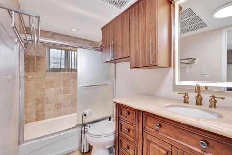 Condo in Miami Beach, Florida, 2 bedrooms  № 2085786 - photo 17