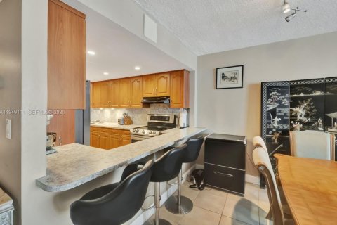 Condo in Miami Beach, Florida, 2 bedrooms  № 2085786 - photo 12
