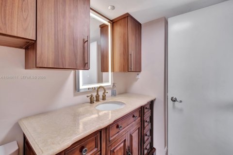Condo in Miami Beach, Florida, 2 bedrooms  № 2085786 - photo 18