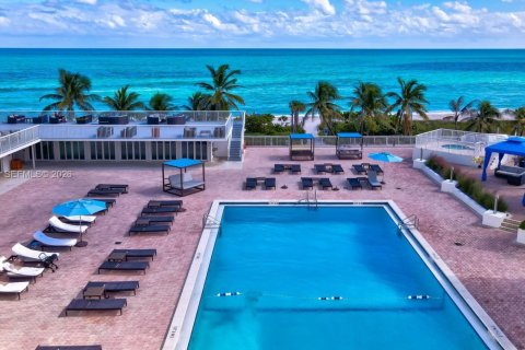 Condo in Miami Beach, Florida, 2 bedrooms  № 2085786 - photo 27