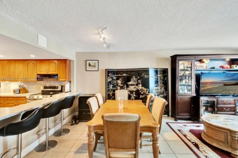 Condo in Miami Beach, Florida, 2 bedrooms  № 2085786 - photo 13