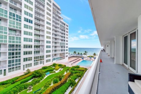 Condo in Miami Beach, Florida, 2 bedrooms  № 2085786 - photo 22
