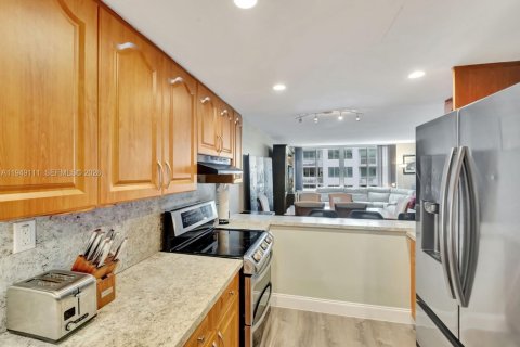 Condo in Miami Beach, Florida, 2 bedrooms  № 2085786 - photo 7