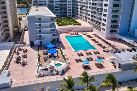 Condo in Miami Beach, Florida, 2 bedrooms  № 2085786 - photo 24