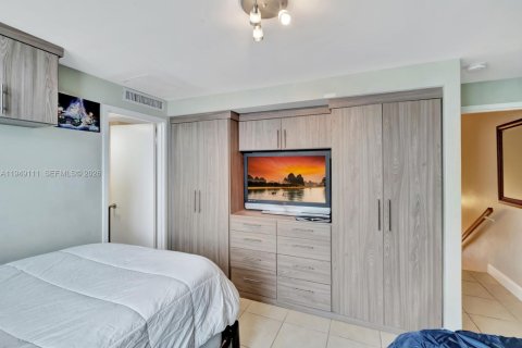 Condo in Miami Beach, Florida, 2 bedrooms  № 2085786 - photo 21