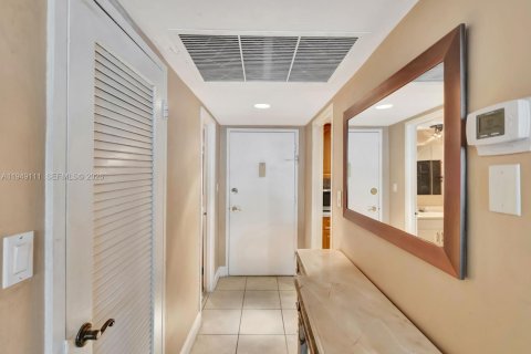 Condo in Miami Beach, Florida, 2 bedrooms  № 2085786 - photo 4