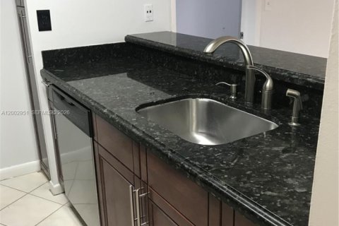 Copropriété à louer à Hialeah, Floride: 2 chambres, 87.24 m2 № 2066318 - photo 2