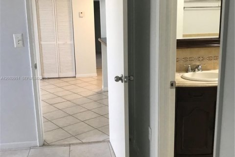 Copropriété à louer à Hialeah, Floride: 2 chambres, 87.24 m2 № 2066318 - photo 11