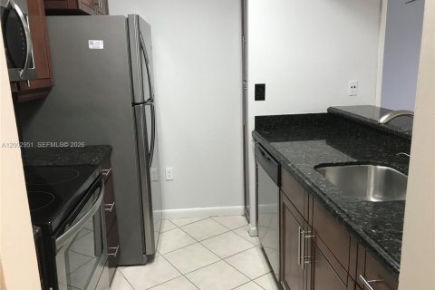 Copropriété à louer à Hialeah, Floride: 2 chambres, 87.24 m2 № 2066318 - photo 3