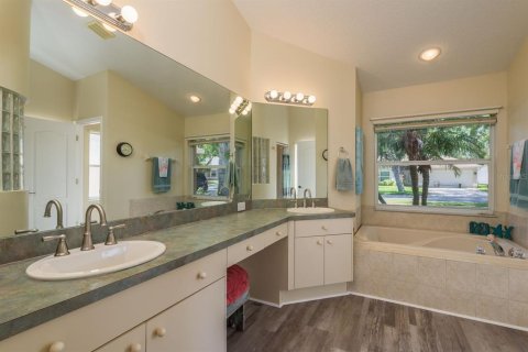 House in Tarpon Springs, Florida 3 bedrooms, 156.54 sq.m. № 1654377 - photo 21