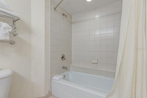 Condo in Daytona Beach, Florida, 1 bedroom № 2239823 - photo 22