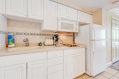 Condo in Daytona Beach, Florida, 1 bedroom № 2239823 - photo 16