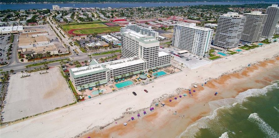 Condo in Daytona Beach, Florida, 1 bedroom № 2239823