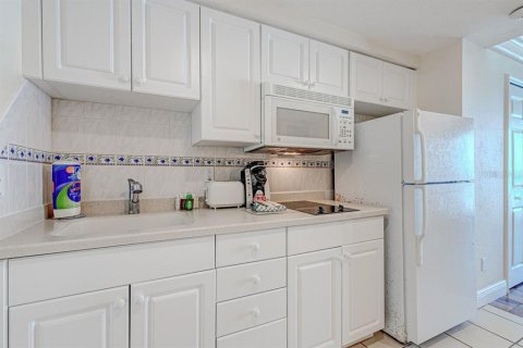 Condo in Daytona Beach, Florida, 1 bedroom № 2239823 - photo 17