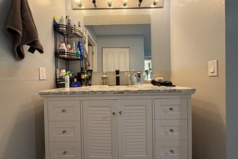 Condo in Miami, Florida, 2 bedrooms  № 1937269 - photo 10