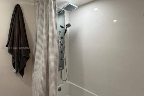 Condominio en venta en Miami, Florida, 2 dormitorios, 113.71 m2 № 1937269 - foto 11