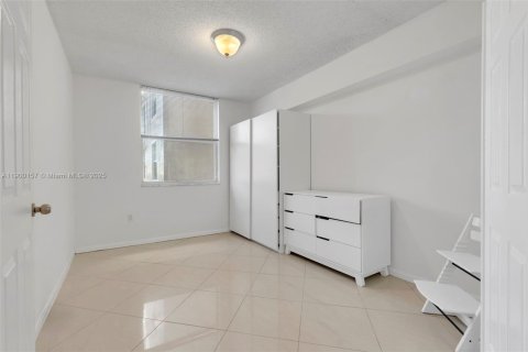 Condo in Hollywood, Florida, 3 bedrooms  № 1952671 - photo 13