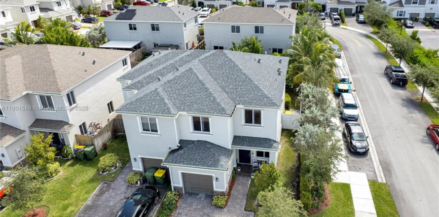 Adosado en Homestead, Florida 3 dormitorios, 156.08 m2 № 1953193