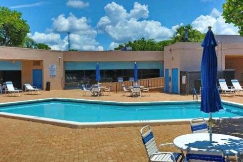 Condo in Tamarac, Florida, 1 bedroom  № 991884 - photo 1