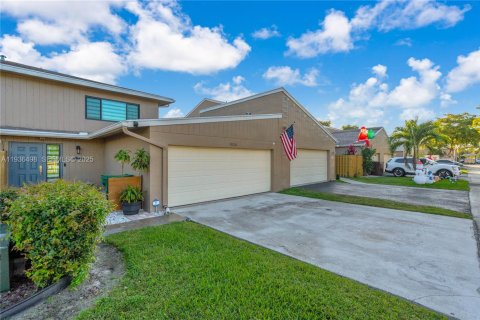 Townhouse in Davie, Florida 3 bedrooms, 183.95 sq.m. № 1994682 - photo 2