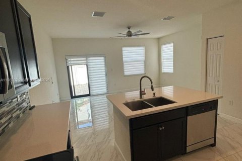 Condo in Hialeah, Florida, 3 bedrooms № 2243706 - photo 12